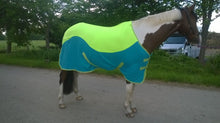 Load image into Gallery viewer, NEW TWO/TONE color horse/cob/pony SHOW FLEECE RUGS lime Green/Turquoise 3&#39;6&quot;-4&#39;9
